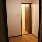 客室の入り口と寝室の間にはスペースがあります